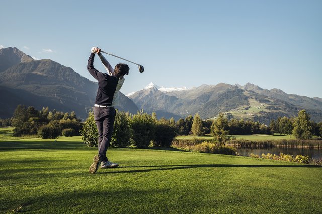 Mann beim Golf Spielen in Zell am See-Kaprun